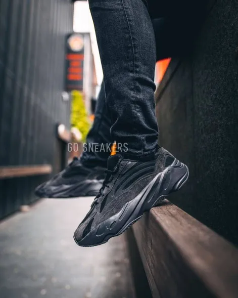 Женские кроссовки Adidas Yeezy Boost Boost 700 V2 Vanta